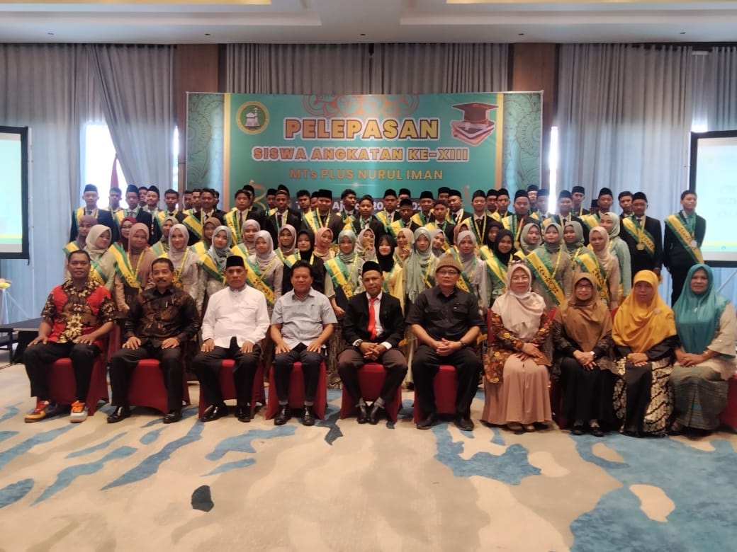 Foto bersama siswa siswi dan para pejabat
