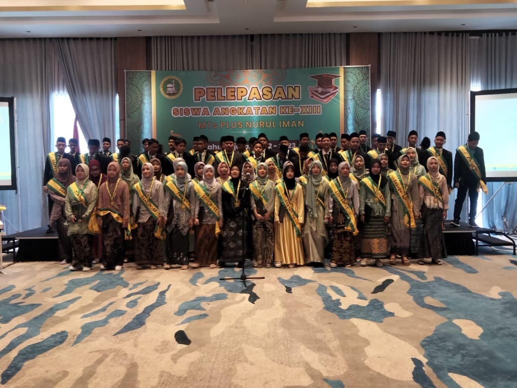 Foto bersama siswa siswi kelas IX