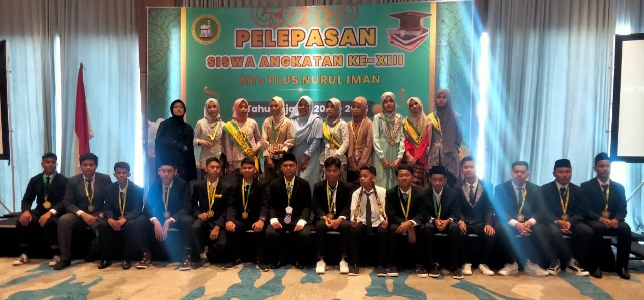 Foto bersama siswa siswi kelas IX A bersama wali kelas