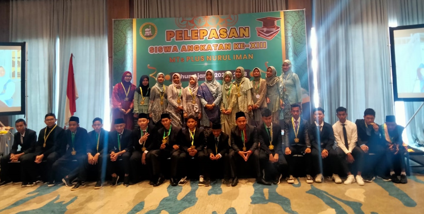 Foto bersama siswa siswi kelas IX B bersama wali kelas