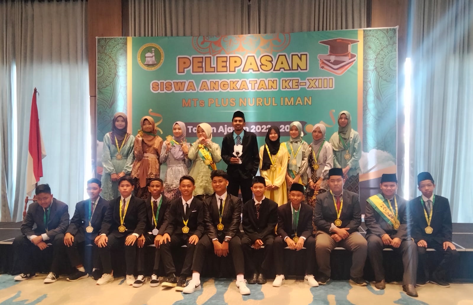 Foto bersama siswa siswi kelas IX C bersama wali kelas