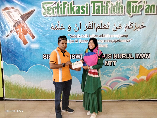 Penyerahan hadiah Wali kelas terbaik pada moment sertifikasi Al Quran