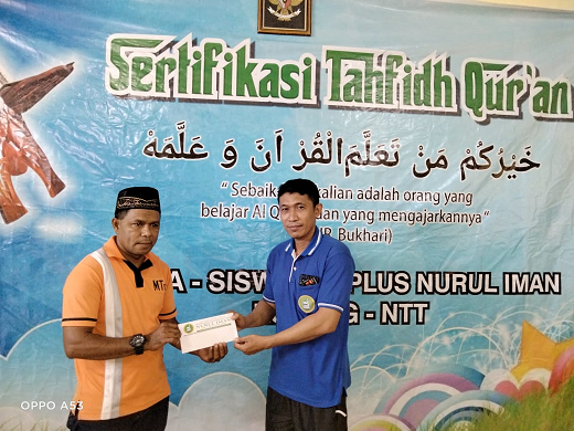 Penyerahan hadiah Pembimbing Tahfiz terbaik tahun 2020