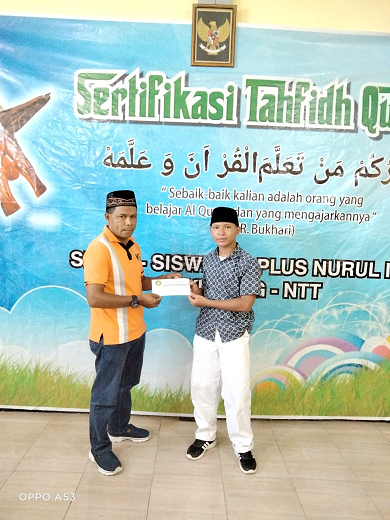 Penyerahan hadiah penghargaan peserta sertifikasi hafalan terbanyak