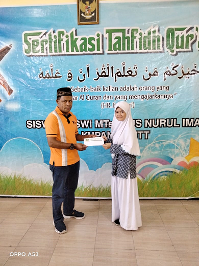 Penyerahan hadiah penghargaan peserta sertifikasi nilai tertinggi