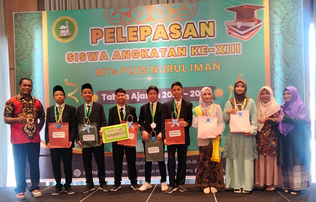 Penyerahan penghargaan Dakwah Projeck terbaik oleh Kepala Sub bagian TU. dan Kasi Pend.Islam Kantor 