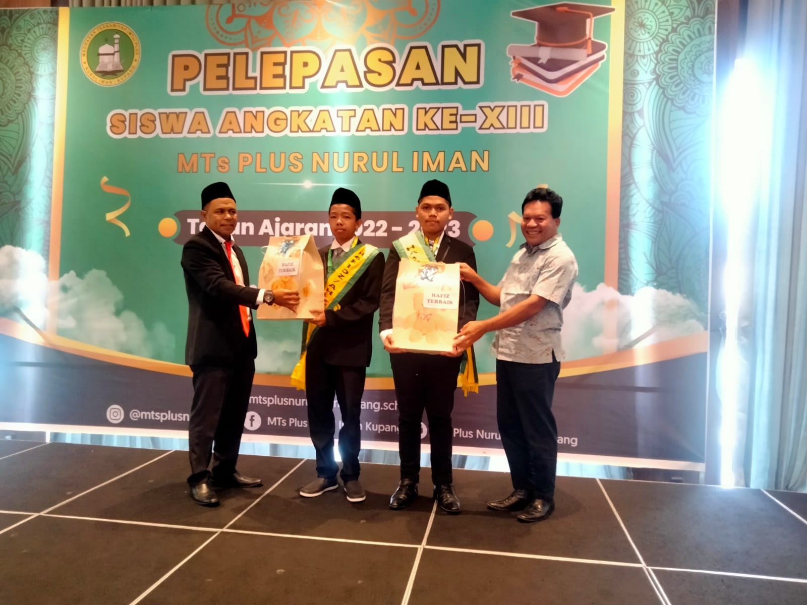 Penyerahan penghargaan Tahfiz terbaik oleh Kamad dan Kepala kantor Kemenag Kota Kupang