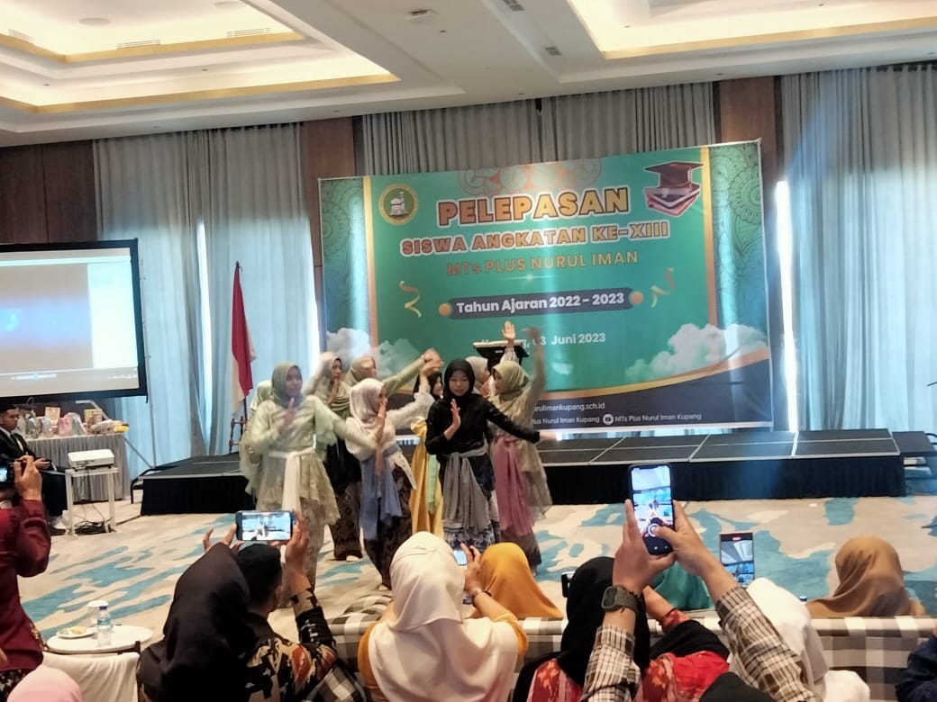 Tari Kreasi Medley Nusantara oleh para siswi kelas IX