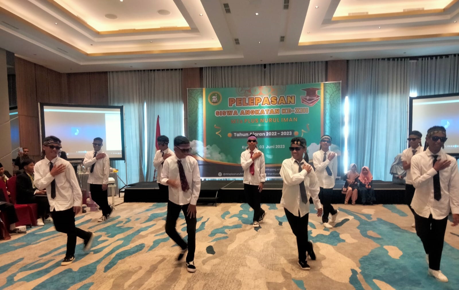 Tarian Kreasi NTT Dendang Dikideng yang dipersembahkan oleh siswa-siswa putra kelas IX 